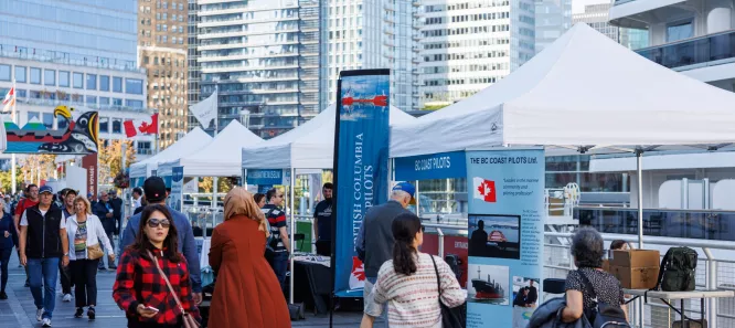 Personnes marchant sur Canada Place lors d'un événement